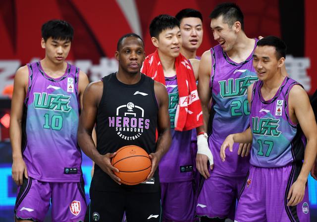 包含今晚山东男篮备战NBA季后赛皇家马德里集结日内部沟通，C罗连续三场比赛得分超过夺冠瞬间刷屏的词条